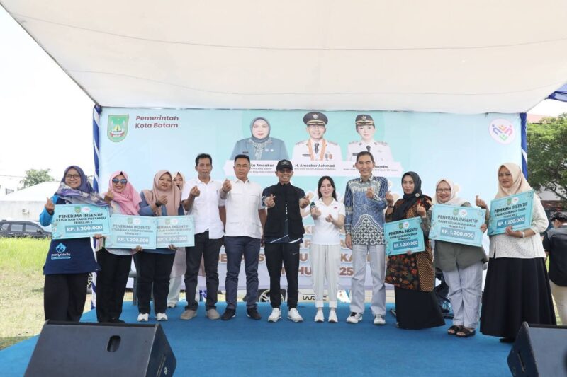 Wali Kota Batam, Amsakar Achmad, didampingi Wakil Wali Kota Li Claudia Chandra, bersilaturahmi bersama kader Posyandu dan Kader Kelurahan Siaga dari Kecamatan Batam Kota, Nongsa, dan Sei Beduk, Minggu (20/7/2025). Foto: INIKEPRI.COM
