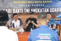 Amsakar saat berdialog dengan masyarakat dalam kegiatan Mancing Ngarong V di Pantai Teluk Mata Ikan, Nongsa, Minggu (20/7), yang merupakan bagian dari rangkaian peringatan Hari Bakti TNI Angkatan Udara ke-78. Foto: INIKEPRI.COM
