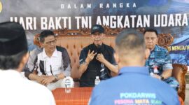 Amsakar saat berdialog dengan masyarakat dalam kegiatan Mancing Ngarong V di Pantai Teluk Mata Ikan, Nongsa, Minggu (20/7), yang merupakan bagian dari rangkaian peringatan Hari Bakti TNI Angkatan Udara ke-78. Foto: INIKEPRI.COM
