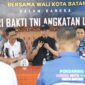 Amsakar saat berdialog dengan masyarakat dalam kegiatan Mancing Ngarong V di Pantai Teluk Mata Ikan, Nongsa, Minggu (20/7), yang merupakan bagian dari rangkaian peringatan Hari Bakti TNI Angkatan Udara ke-78. Foto: INIKEPRI.COM
