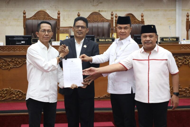 rapat paripurna DPRD Kota Batam yang berlangsung di ruang rapat utama, Batam Center, Senin (21/7/2025). Foto: INIKEPRI.COM