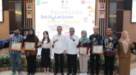 Pelatihan Batik Lanjutan dan Desain Kemasan Tahun 2025 oleh Wali Kota Batam, Amsakar Achmad, bersama Wakil Wali Kota Batam, Li Claudia Chandra, di Kantor Wali Kota Batam, Selasa (22/7/2025). Foto: INIKEPRI.COM/Media Center Batam 