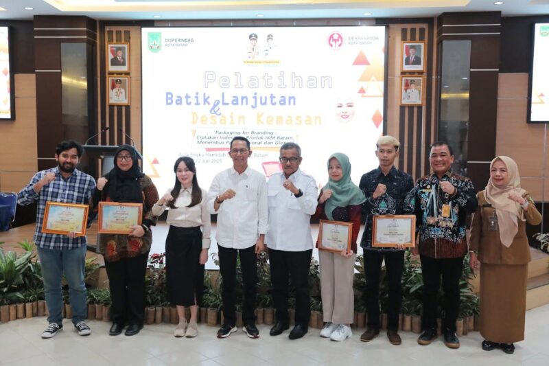 Pelatihan Batik Lanjutan dan Desain Kemasan Tahun 2025 oleh Wali Kota Batam, Amsakar Achmad, bersama Wakil Wali Kota Batam, Li Claudia Chandra, di Kantor Wali Kota Batam, Selasa (22/7/2025). Foto: INIKEPRI.COM/Media Center Batam 