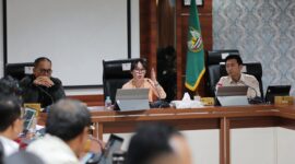 Wakil Wali Kota Batam, Li Claudia Chandra memimpin langsung Rapat Koordinasi Lintas Sektor, di Kantor Wali Kota Batam, Kamis (24/7/2025). Foto: INIKEPRI.COM/Media Center Batam 