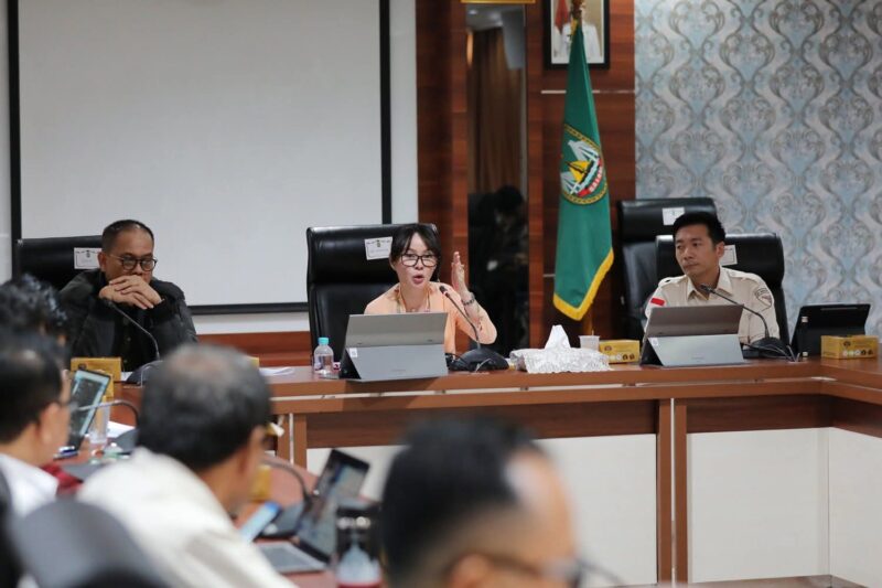 Wakil Wali Kota Batam, Li Claudia Chandra memimpin langsung Rapat Koordinasi Lintas Sektor, di Kantor Wali Kota Batam, Kamis (24/7/2025). Foto: INIKEPRI.COM/Media Center Batam 