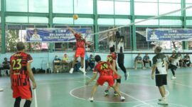 Pertandingan Final Kejuaraan Bola Voli Piala Bergilir Wali Kota Batam Kategori U40-50 dan Kejuaraan Bola Voli Piala Bergilir Ketua TP PKK Kota Batam Kategori U30-39 dan Kategori U40-50, Di GOR Raja Djafar, Kelurahan Tiban Indah, Kecamatan Sekupang, Batam, jumat, (25/6/2025) berjalan dengan lancar dan meriah. Foto: INIKEPRI.COM/Media Center Batam 