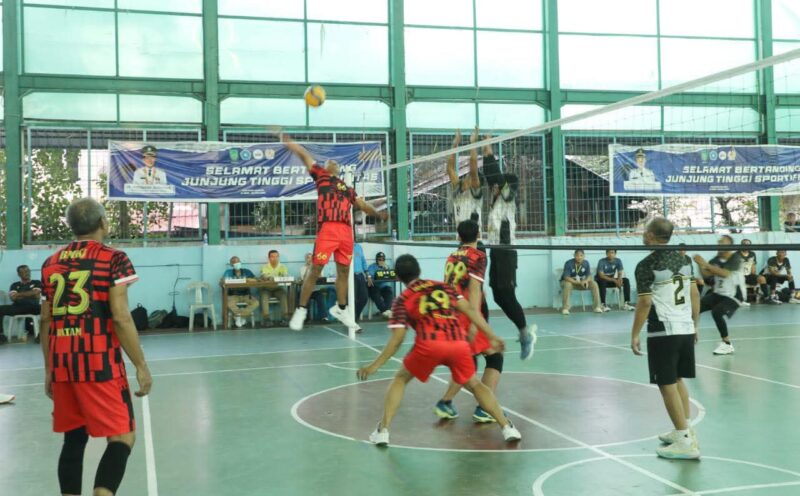 Pertandingan Final Kejuaraan Bola Voli Piala Bergilir Wali Kota Batam Kategori U40-50 dan Kejuaraan Bola Voli Piala Bergilir Ketua TP PKK Kota Batam Kategori U30-39 dan Kategori U40-50, Di GOR Raja Djafar, Kelurahan Tiban Indah, Kecamatan Sekupang, Batam, jumat, (25/6/2025) berjalan dengan lancar dan meriah. Foto: INIKEPRI.COM/Media Center Batam 