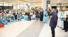 Wali Kota Batam, Amsakar Achmad, melepas keberangkatan 275 jemaah umrah yang diberangkatkan melalui biro perjalanan Samira Travel di Terminal Keberangkatan Bandara Hang Nadim, Sabtu (26/7/2025). Foto: INIKEPRI.COM/Media Center Batam 