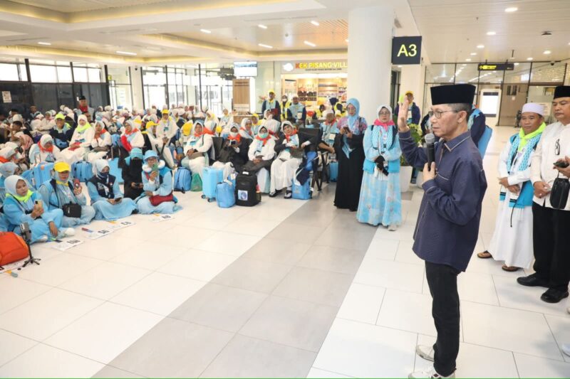 Wali Kota Batam, Amsakar Achmad, melepas keberangkatan 275 jemaah umrah yang diberangkatkan melalui biro perjalanan Samira Travel di Terminal Keberangkatan Bandara Hang Nadim, Sabtu (26/7/2025). Foto: INIKEPRI.COM/Media Center Batam 