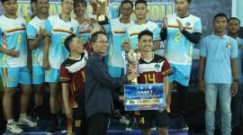 Wali Kota Batam Amsakar Achmad berfoto bersama setelah menyerahkan tropi kepada juara. Foto: INIKEPRI.COM