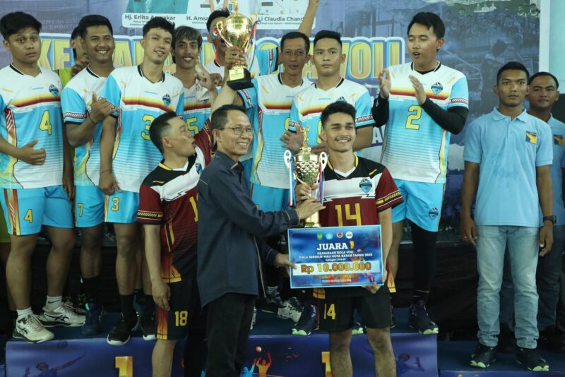 Wali Kota Batam Amsakar Achmad berfoto bersama setelah menyerahkan tropi kepada juara. Foto: INIKEPRI.COM