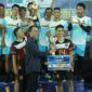 Wali Kota Batam Amsakar Achmad berfoto bersama setelah menyerahkan tropi kepada juara. Foto: INIKEPRI.COM