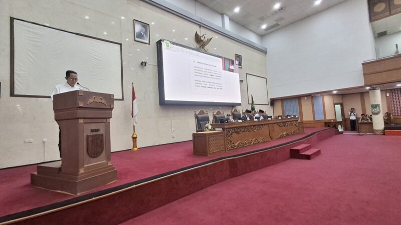 Amsakar saat menghadiri rapat paripurna di DPRD Kota Batam, Senin (28/7/2025). Foto: INIKEPRI.COM