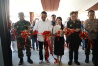 Wali Kota Batam, Amsakar Achmad, meresmikan Unit Layanan Dapur Dhuafa, Rumah Singgah, dan Klinik Kesehatan Masyarakat serta menandatangani prasasti Gedung VLHoM (Vera Limardjo House of Mercy) di kawasan Botania Garden Tahap 7, Kelurahan Belian, Selasa (29/7/2025). Foto: INIKEPRI.COM