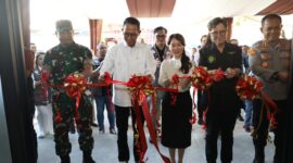 Wali Kota Batam, Amsakar Achmad, meresmikan Unit Layanan Dapur Dhuafa, Rumah Singgah, dan Klinik Kesehatan Masyarakat serta menandatangani prasasti Gedung VLHoM (Vera Limardjo House of Mercy) di kawasan Botania Garden Tahap 7, Kelurahan Belian, Selasa (29/7/2025). Foto: INIKEPRI.COM