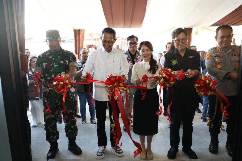 Wali Kota Batam, Amsakar Achmad, meresmikan Unit Layanan Dapur Dhuafa, Rumah Singgah, dan Klinik Kesehatan Masyarakat serta menandatangani prasasti Gedung VLHoM (Vera Limardjo House of Mercy) di kawasan Botania Garden Tahap 7, Kelurahan Belian, Selasa (29/7/2025). Foto: INIKEPRI.COM