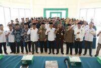 Wali Kota Batam, Amsakar Achmad, meluncurkan Koperasi Syariah Hijrah Nusantara Madani dan Pelatihan Entrepreneur bagi Imam Masjid, Mubaligh, serta Guru Al-Qur’an di Graha MUI Kota Batam, Rabu (30/7/2025). Foto: INIKEPRI.COM/Media Center Batam 