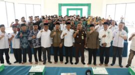 Wali Kota Batam, Amsakar Achmad, meluncurkan Koperasi Syariah Hijrah Nusantara Madani dan Pelatihan Entrepreneur bagi Imam Masjid, Mubaligh, serta Guru Al-Qur’an di Graha MUI Kota Batam, Rabu (30/7/2025). Foto: INIKEPRI.COM/Media Center Batam 