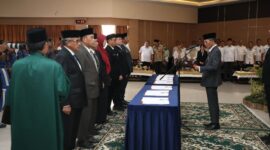 Amsakar saat memimpin Pelantikan dan Pengambilan Sumpah Jabatan Pejabat Pimpinan Tinggi Pratama dan Fungsional di Kantor Wali Kota Batam, Rabu (30/7/2025). Foto: INIKEPRI.COM
