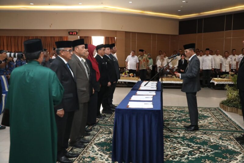 Amsakar saat memimpin Pelantikan dan Pengambilan Sumpah Jabatan Pejabat Pimpinan Tinggi Pratama dan Fungsional di Kantor Wali Kota Batam, Rabu (30/7/2025). Foto: INIKEPRI.COM
