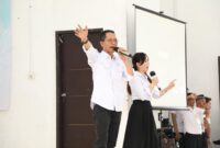 Amsakar Achmad dan Li Claudia Chandra berduet menyanyikan lagu Indonesia Jaya di depan kader posyandu Belakangpadang. Foto: INIKEPRI.COM