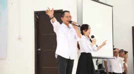 Amsakar Achmad dan Li Claudia Chandra berduet menyanyikan lagu Indonesia Jaya di depan kader posyandu Belakangpadang. Foto: INIKEPRI.COM