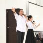Amsakar Achmad dan Li Claudia Chandra berduet menyanyikan lagu Indonesia Jaya di depan kader posyandu Belakangpadang. Foto: INIKEPRI.COM