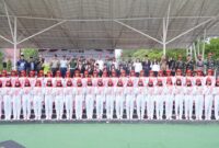 Wali Kota Batam, H. Amsakar Achmad, bersama unsur Forkopimda dan jajaran pelatih berfoto bersama dengan para peserta Pemusatan Pendidikan dan Pelatihan Calon Paskibraka Tingkat Kota Batam Tahun 2025 di Dataran Engku Putri, Kamis (31/7/2025). Sebanyak 50 pelajar terpilih mengikuti pelatihan intensif untuk mengemban tugas mulia dalam upacara peringatan Hari Kemerdekaan Republik Indonesia ke-80. Foto: INIKEPRI.COM
