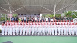 Wali Kota Batam, H. Amsakar Achmad, bersama unsur Forkopimda dan jajaran pelatih berfoto bersama dengan para peserta Pemusatan Pendidikan dan Pelatihan Calon Paskibraka Tingkat Kota Batam Tahun 2025 di Dataran Engku Putri, Kamis (31/7/2025). Sebanyak 50 pelajar terpilih mengikuti pelatihan intensif untuk mengemban tugas mulia dalam upacara peringatan Hari Kemerdekaan Republik Indonesia ke-80. Foto: INIKEPRI.COM
