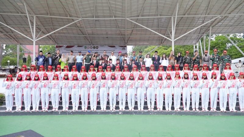 Wali Kota Batam, H. Amsakar Achmad, bersama unsur Forkopimda dan jajaran pelatih berfoto bersama dengan para peserta Pemusatan Pendidikan dan Pelatihan Calon Paskibraka Tingkat Kota Batam Tahun 2025 di Dataran Engku Putri, Kamis (31/7/2025). Sebanyak 50 pelajar terpilih mengikuti pelatihan intensif untuk mengemban tugas mulia dalam upacara peringatan Hari Kemerdekaan Republik Indonesia ke-80. Foto: INIKEPRI.COM
