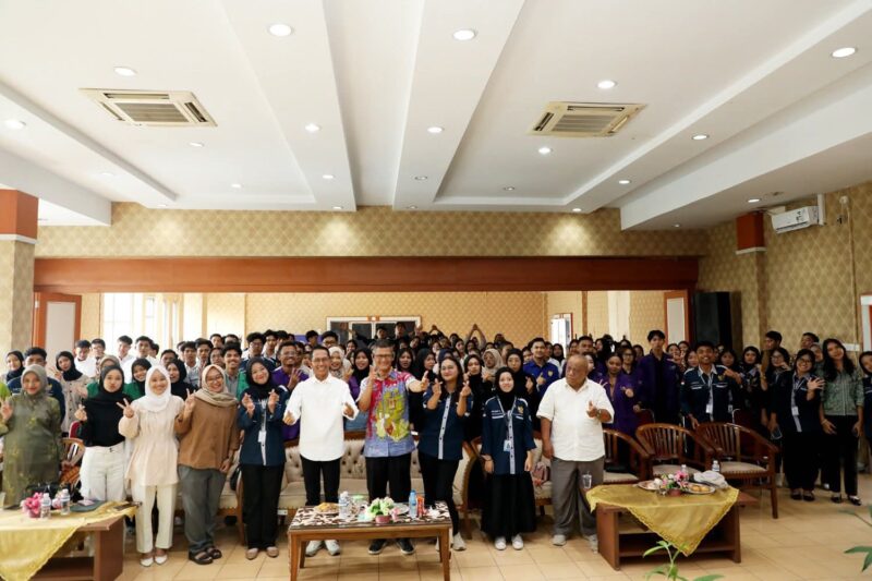 Wali Kota Batam, Amsakar Achmad, hadir memberikan arah dan makna dalam kegiatan Pengenalan Keluarga Himpunan Mahasiswa Kota Batam (HMKB) Tanjungpinang 2024/2025. Foto: INIKEPRI.COM/Media Center Batam