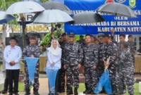 Bupati Natuna, Cen Sui Lan mendampingi Panglima Komando Armada (Pangkoarmada) RI, Laksamana Madya TNI Dr. Denih Hendrata, S.E., M.M., saat kegiatan panen raya ikan nila di Kompleks Lanal Ranai, Rabu (2/7/2025). Foto: Istimewa 