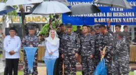 Bupati Natuna, Cen Sui Lan mendampingi Panglima Komando Armada (Pangkoarmada) RI, Laksamana Madya TNI Dr. Denih Hendrata, S.E., M.M., saat kegiatan panen raya ikan nila di Kompleks Lanal Ranai, Rabu (2/7/2025). Foto: Istimewa 