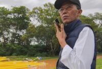 Saat tanah tergenang dan keluhan warga mulai meninggi, Amsakar Achmad tak memilih ruang teduh. Sebagai Wali Kota Batam dan Ex Officio Kepala BP Batam, ia turun langsung, membawa niat dan langkah yang tak surut oleh hujan. Foto: INIKEPRI.COM/Ari Maulana 