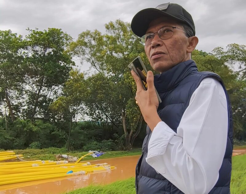 Saat tanah tergenang dan keluhan warga mulai meninggi, Amsakar Achmad tak memilih ruang teduh. Sebagai Wali Kota Batam dan Ex Officio Kepala BP Batam, ia turun langsung, membawa niat dan langkah yang tak surut oleh hujan. Foto: INIKEPRI.COM/Ari Maulana 