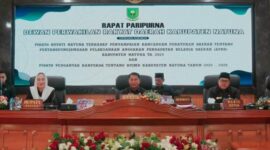 Bupati Natuna, Cen Sui Lan, secara resmi menyampaikan Rancangan Peraturan Daerah (Ranperda) tentang Pertanggungjawaban Pelaksanaan Anggaran Pendapatan dan Belanja Daerah (APBD) Tahun Anggaran 2024 kepada Dewan Perwakilan Rakyat Daerah (DPRD) Kabupaten Natuna, Kamis (3/7/2025). Foto: INIKEPRI.COM