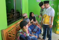 Ketua DPRD Kepri Iman Sutiawan menguatkan anak yang mengikuti sunatan massal di Kampung Ponjen. Foto: INIKEPRI.CON