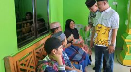Ketua DPRD Kepri Iman Sutiawan menguatkan anak yang mengikuti sunatan massal di Kampung Ponjen. Foto: INIKEPRI.CON