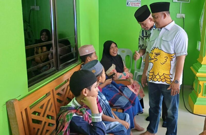 Ketua DPRD Kepri Iman Sutiawan menguatkan anak yang mengikuti sunatan massal di Kampung Ponjen. Foto: INIKEPRI.CON