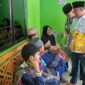 Ketua DPRD Kepri Iman Sutiawan menguatkan anak yang mengikuti sunatan massal di Kampung Ponjen. Foto: INIKEPRI.CON