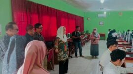 Bertempat di Laboratorium Komputer SMAN 1 Bunguran Timur, Sabtu (5/7/2025), puluhan pelajar dari berbagai SMA di Natuna mengikuti ujian masuk Universitas Pertamina. Foto: INIKEPRI.COM