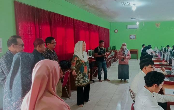 Bertempat di Laboratorium Komputer SMAN 1 Bunguran Timur, Sabtu (5/7/2025), puluhan pelajar dari berbagai SMA di Natuna mengikuti ujian masuk Universitas Pertamina. Foto: INIKEPRI.COM