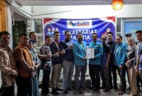 Andhi Kusuma menyerahkan berkas pendaftaran sebagai bakal calon ketua DPD KNPI Kepri pada Musda ke-IV. Foto: INIKEPRI.COM