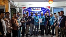 Andhi Kusuma menyerahkan berkas pendaftaran sebagai bakal calon ketua DPD KNPI Kepri pada Musda ke-IV. Foto: INIKEPRI.COM