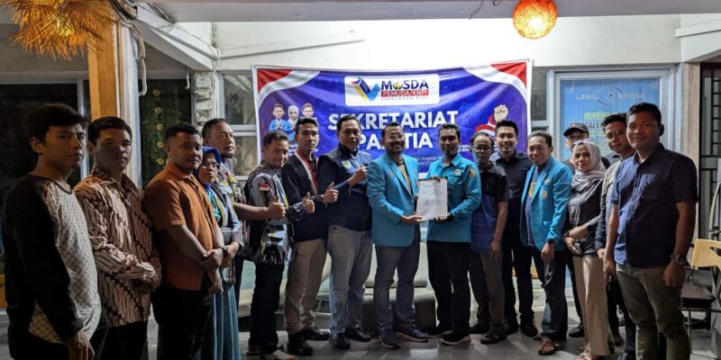 Andhi Kusuma menyerahkan berkas pendaftaran sebagai bakal calon ketua DPD KNPI Kepri pada Musda ke-IV. Foto: INIKEPRI.COM