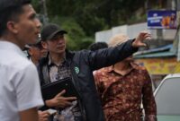 Anggota/Deputi Bidang Infrastruktur Mouris Limanto saat memberikan pengarahan kepada tim dalam tinjauan titik banjir beberapa waktu lalu. Foto: INIKEPRI.COM/BP Batam 