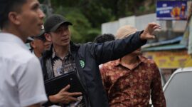 Anggota/Deputi Bidang Infrastruktur Mouris Limanto saat memberikan pengarahan kepada tim dalam tinjauan titik banjir beberapa waktu lalu. Foto: INIKEPRI.COM/BP Batam 