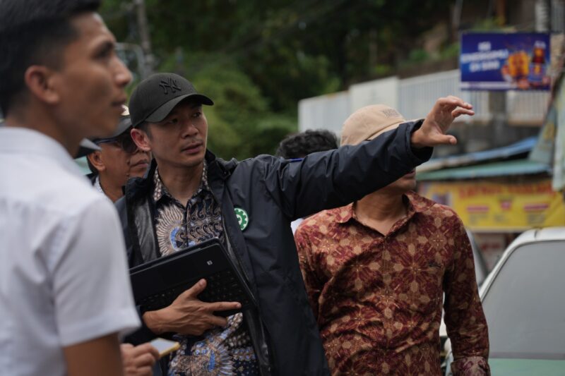 Anggota/Deputi Bidang Infrastruktur Mouris Limanto saat memberikan pengarahan kepada tim dalam tinjauan titik banjir beberapa waktu lalu. Foto: INIKEPRI.COM/BP Batam 