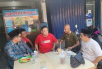 Camat Belakangpadang bersama masyarakat berdiskusi. Foto: INIKEPRI.COM