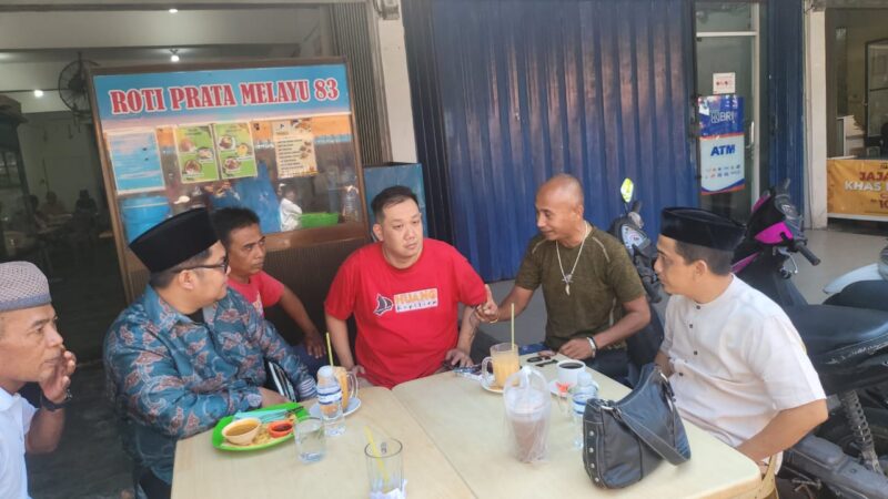 Camat Belakangpadang bersama masyarakat berdiskusi. Foto: INIKEPRI.COM